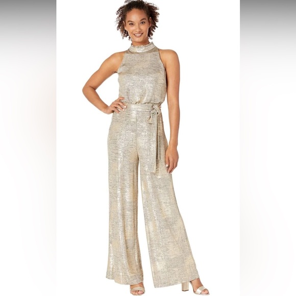 Hot pink Vince Camuto jump suit, with belt and ruffle collar. - Picture 4 of 4